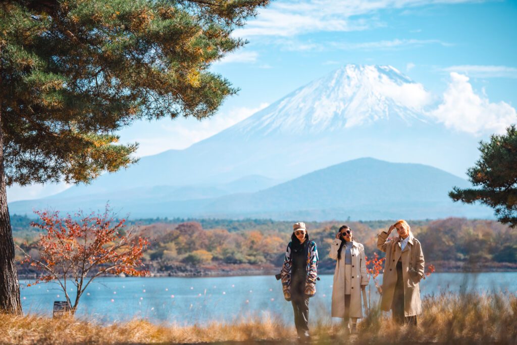 フォトジェニックなスポットでの体験している観光客
