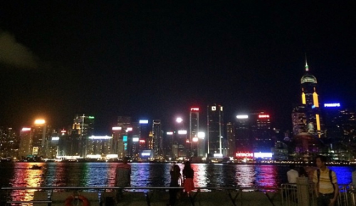 フェリーから見える香港の夜景の写真です。うつく