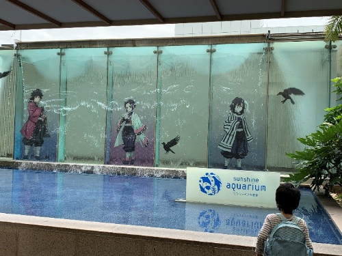 鬼滅の刃の映画公開日だったので、登場人物のプロモーションの看板がならんでいる風景。