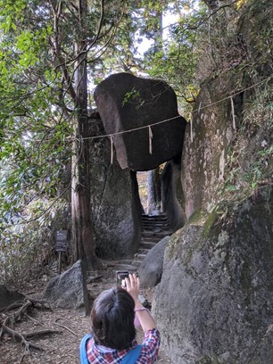 巨大な岩石が登山道に落下してできたと思われるトンネル。トンネルの中は階段状の道になっている。