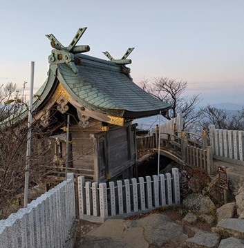 山頂に設けられた小さな神社。