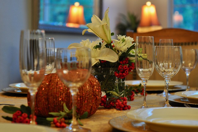 感謝祭のディナーテーブル。グラスやお皿が美しくテーブルコーディネートされている。