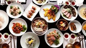 テーブルの上に様々な種類の韓国料理が盛られた皿がたくさん乗せられている