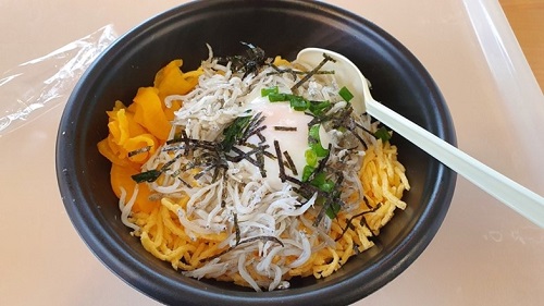 しらすの上に温泉卵が載っているシラス丼の写真