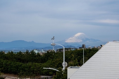 朝方、ホテルの部屋の窓からはっきりと見える富士山