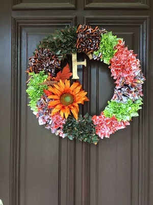 ドアにかけられたリース。カラフルな布製の花でデコレーションされている。