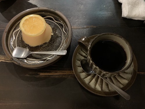 焼き物風のカップにコーヒー、その横にはお揃いのお皿にプリンが載っている