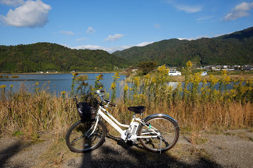 三方五湖のほとりに置かれた白い自転車