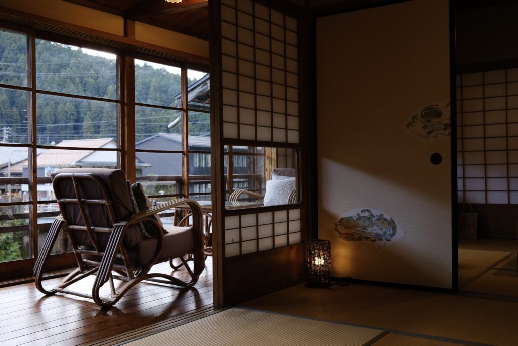 じょうが渓房のお部屋の様子。広縁(ひろえん)に椅子が置かれている。