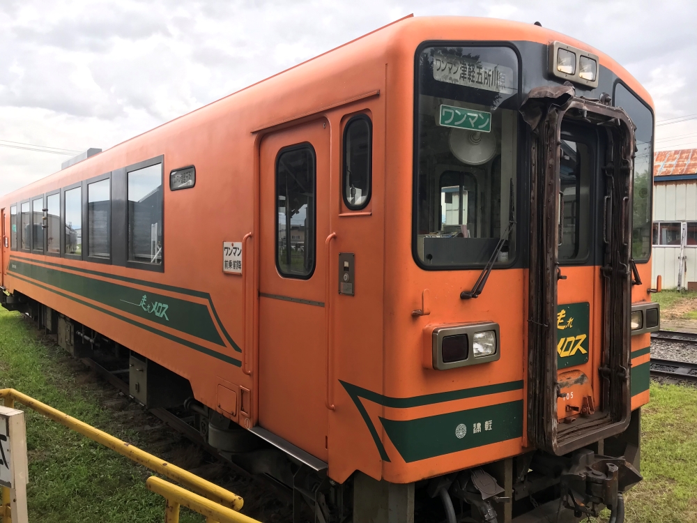 太宰治の作品にちなんで「走れメロス」の愛称がつけられている津軽鉄道を走るワンマン電車です。車両の色はオレンジ色です。