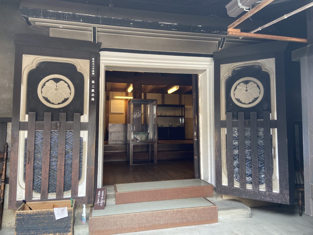 日下部民芸館の奥にある倉の入り口