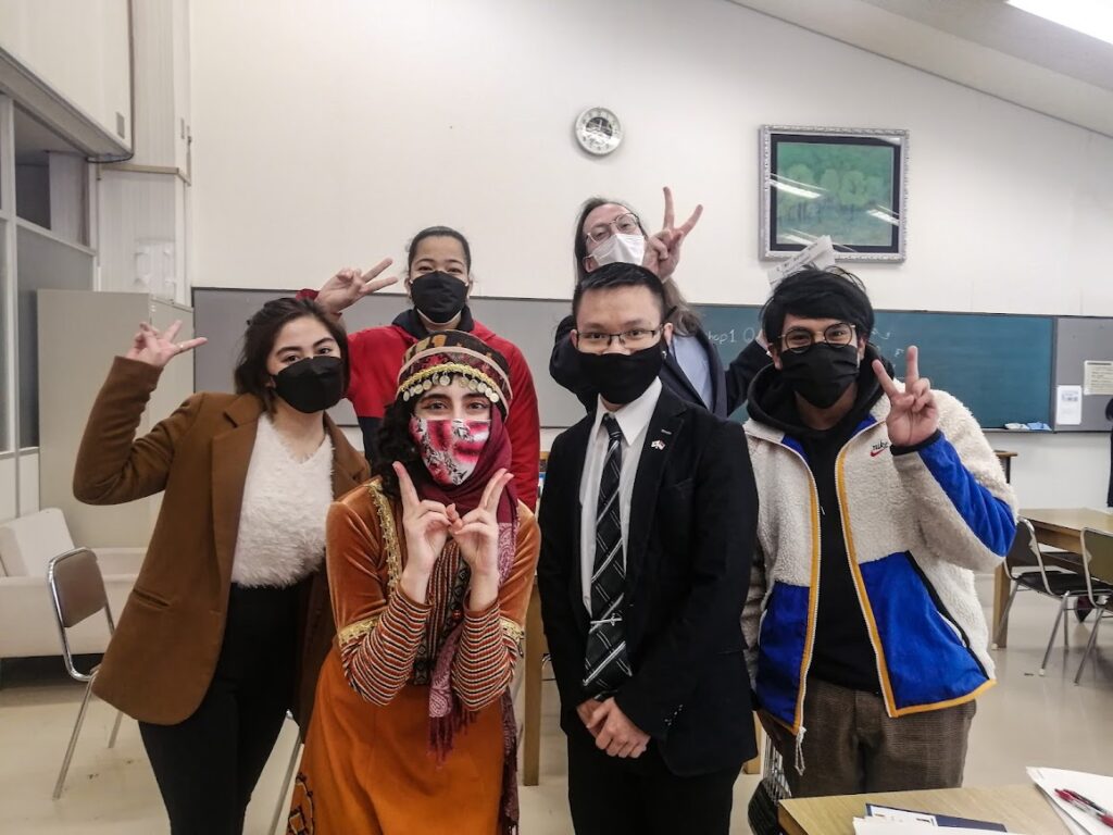 At my school's global meeting event - I'm representing Armenia. Other teachers were from Singapore, Trinidad and Tobago, New Zealand , England and The Philippines. 私の学校のグローバルミーティングイベント、私はアルメニアの代表として参加しています。 他の教師はシンガポール、トリニダード・トバゴ、ニュージーランド、イギリス、フィリピン出身でした。