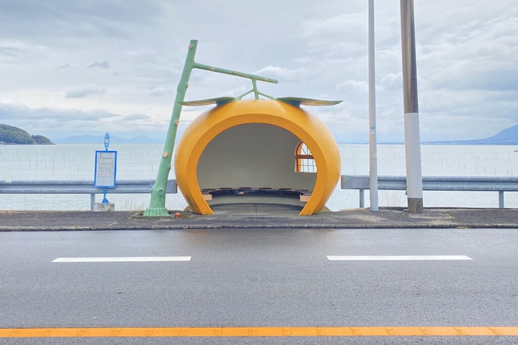 長崎県諫早市小長井町にあるフルーツバス停の一つ。インスタ映えスポットとして多くの観光客から人気を集めています!