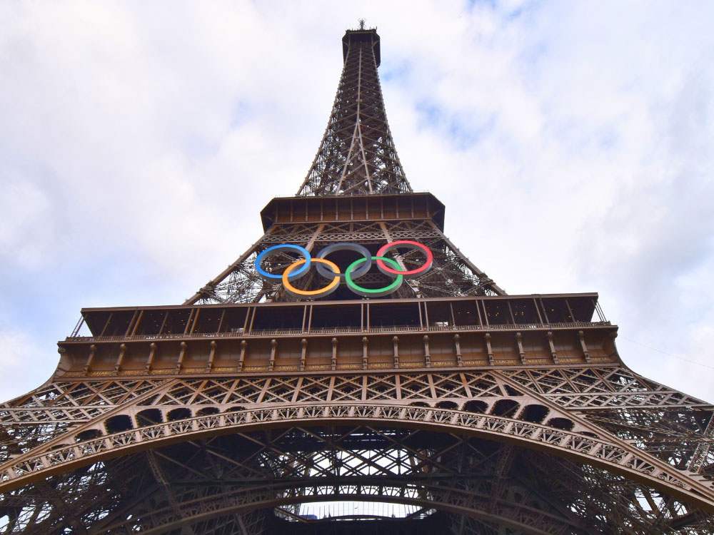パリオリンピック2024 エッフェル塔には五輪マーク