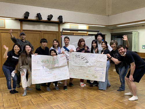 参加者と野外活動センターの方と一緒に記念撮影をしました。