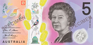 オーストラリア５ドル紙幣の画像。紙幣の左上に一つの突起が付いている