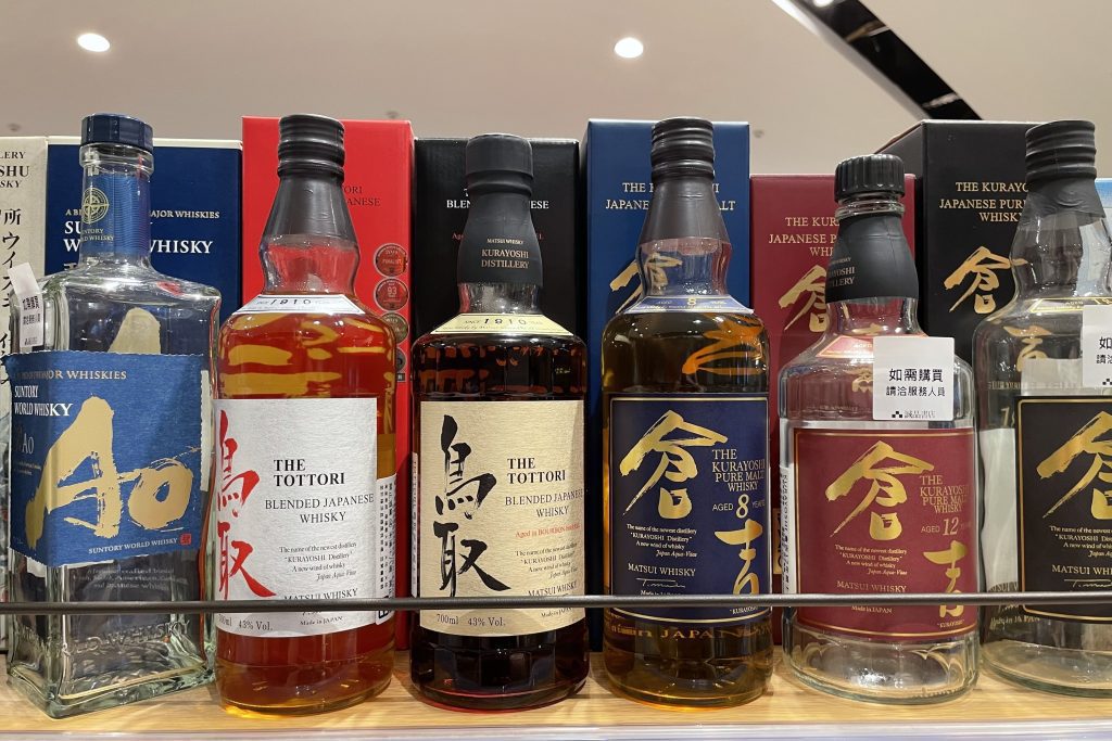 日本の蒸留酒などの瓶が6本ならんでいます。左からAo、鳥取、倉吉トラベルに文字が書かれています。