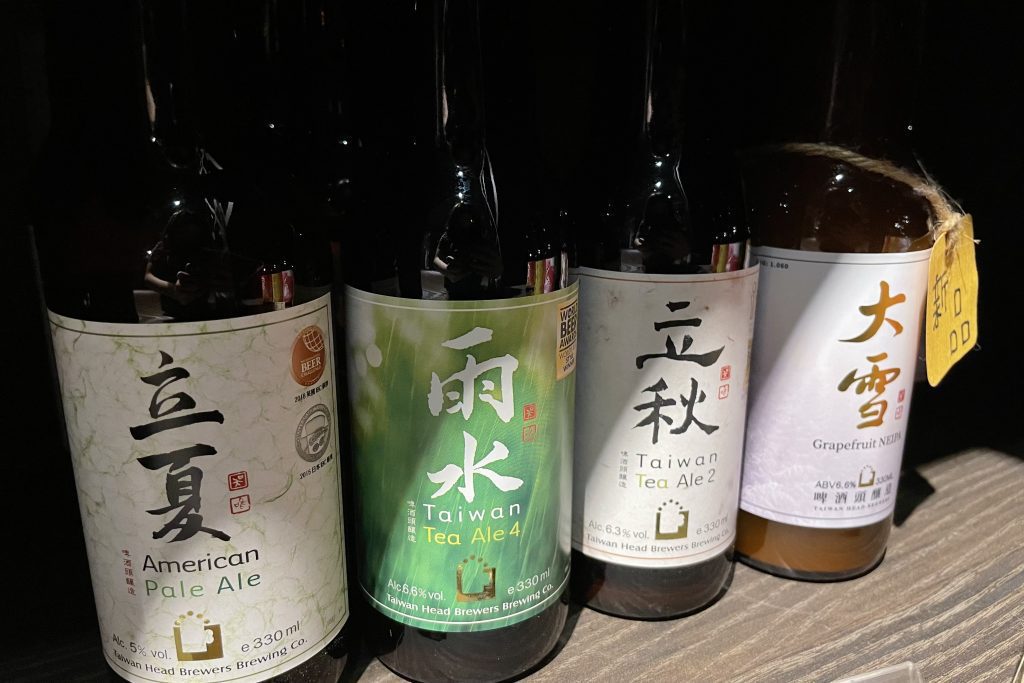 啤酒頭(Taiwan Head Brewers)の瓶ビールが4種並んでいます。左から立夏、雨水、立秋、大雪の毛筆文字がラベルに印刷されています。