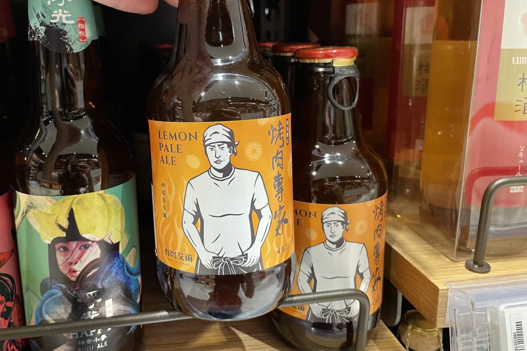 台灣艾爾啤酒(Taiwan Ale Brewery)の瓶ビールが3本、2種並んでいます。
