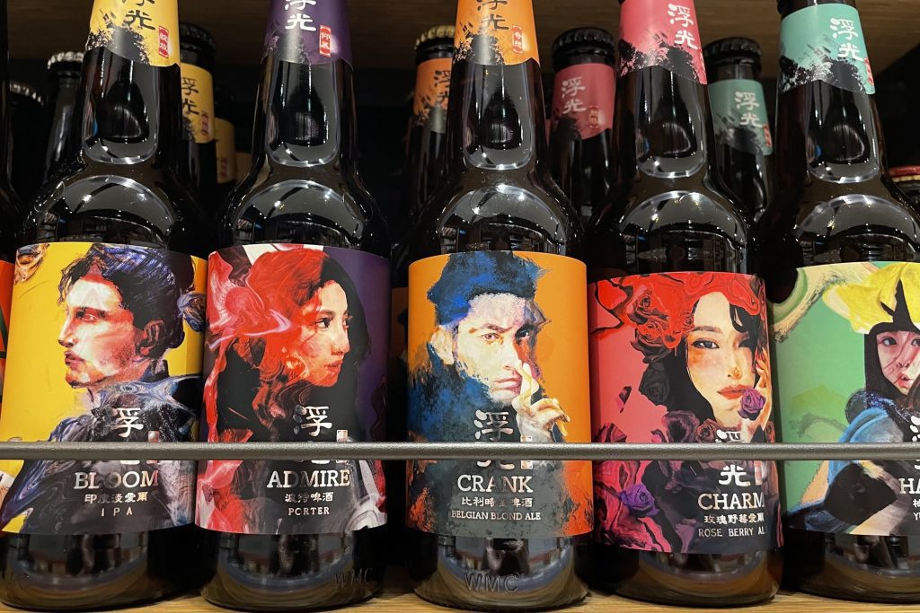 他の台湾クラフトビール瓶が5種並んでいます。それぞれに別の人物画像が描かれています。