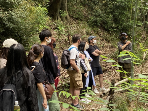 黒川青少年野外活動センターの方から竹についてレクチャーを受けています。