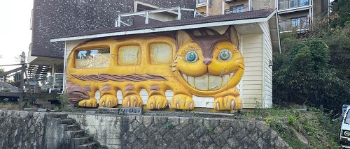 トトロに出てくる猫バスが壁に立体的に描かれた建物。
