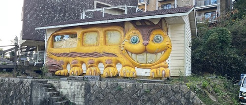 トトロに出てくる猫バスが壁に立体的に描かれた建物。