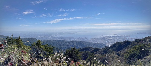 六甲山の頂上から望む景色。青い空と大阪湾、大阪府、神戸が見える。