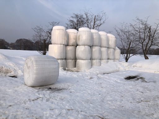 餌のロールがいくつも積みあがっている