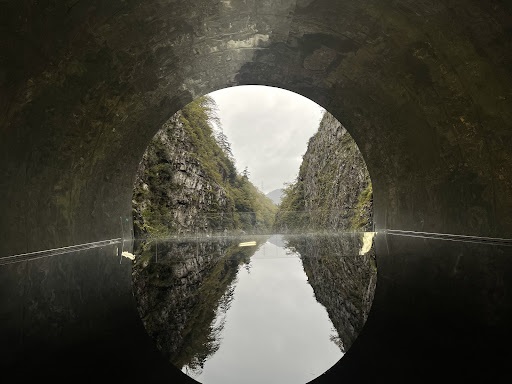 清津峡の景色をトンネルから眺めた写真
