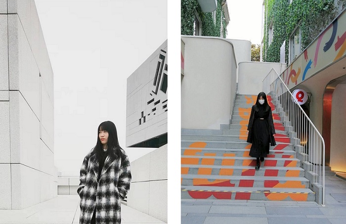 劉承子さんの写真。１枚目は白いデザイン性が高い建物の前で。２枚目はカラフルな文字が描かれた階段を降りる劉さん。