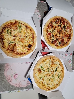 3種類のピザがテーブルに並べられている