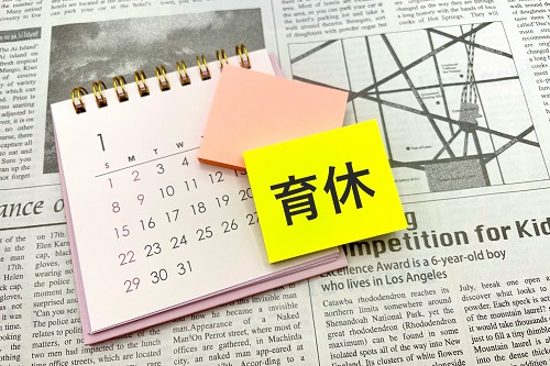 育休と書かれた付箋がカレンダーに貼られています。